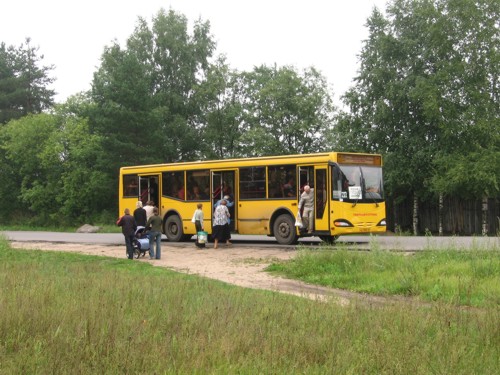 Автобус на Сахаровском шоссе (остановка "Дачи-2")