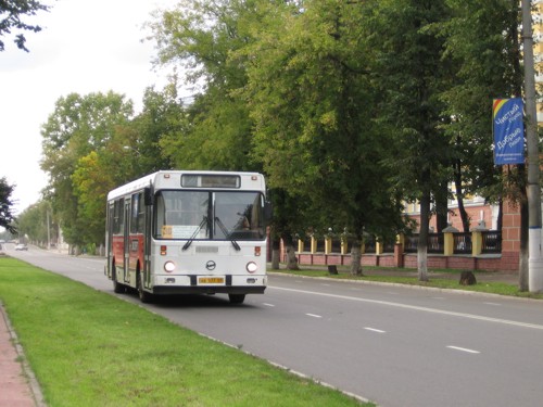 Автобус маршрута № 30 на набережной Афанасия Никитина в Твери